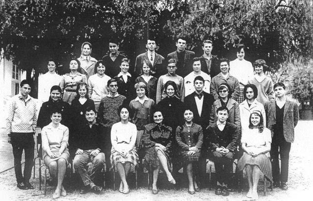 r_1961-1962_2de abc.jpg - Lycée Regnault - TANGER / MAROC - Année scolaire: 1961-1962. Classe de 2° ABCPhoto communiquée par Françoise GerardinLes noms : en partant du haut, de gauche à droite.- A.M. Descoutures, S.Marrache,D.Gozal,R.Benda,J.Rousseau,M.Neyran - M.C.Sala,E.Nahon,F.Lew,F.Gérardin,A.Irunberry,C.Chaussier,F.Saguès,M.Fellous,M.Garcia - A.Arsan,L.Nahon,M.L.Rodière,J.Perez,E.Gratier,M.F.Baudin,J.Medina,P.Flores,C.Flores,B.Licari - A.Lebastard,J.C.Balcet,A.Haras,Mme Cervantès,F.Tedjini,A.Pomport,M.Lebeau. 
